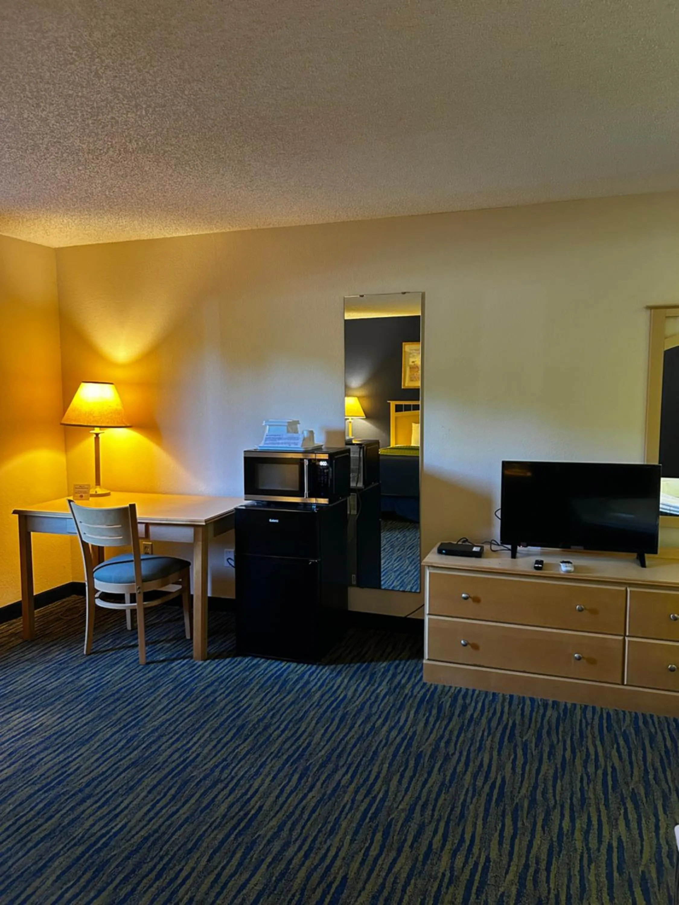 TV and multimedia in Ameristay Inn & Suites