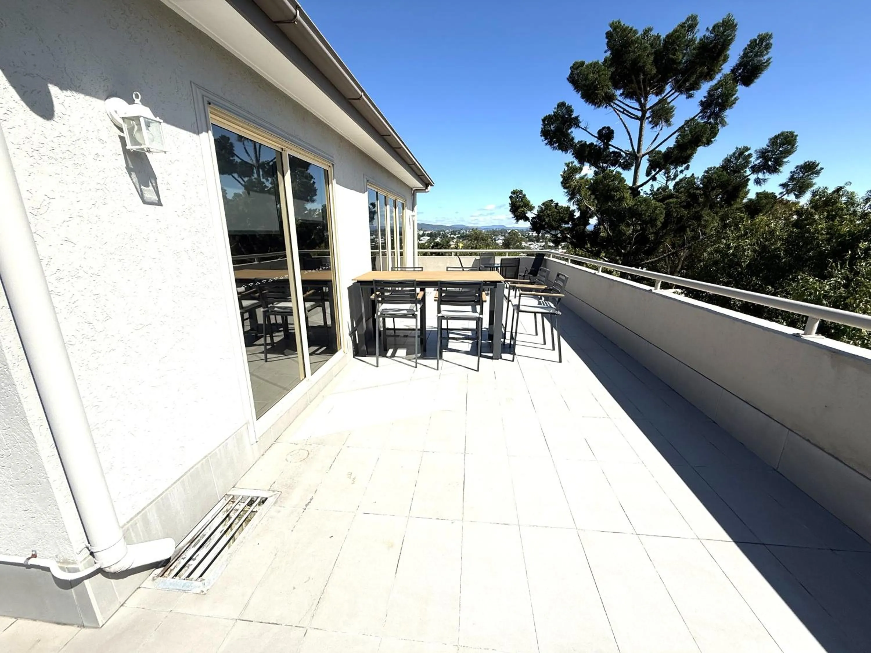 Day in Hampton Court Apartments