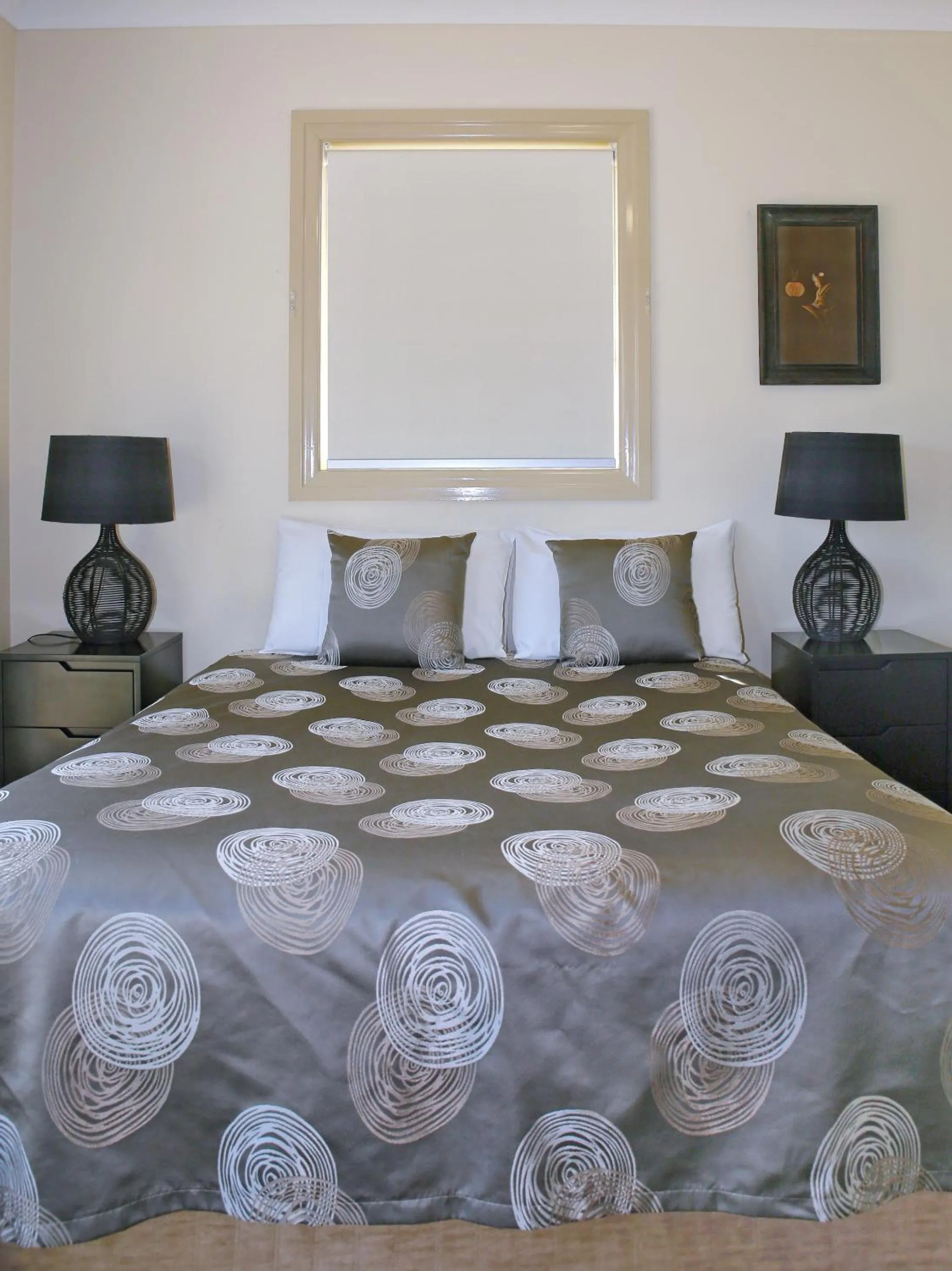 Shower, Bed in Hampton Court Apartments