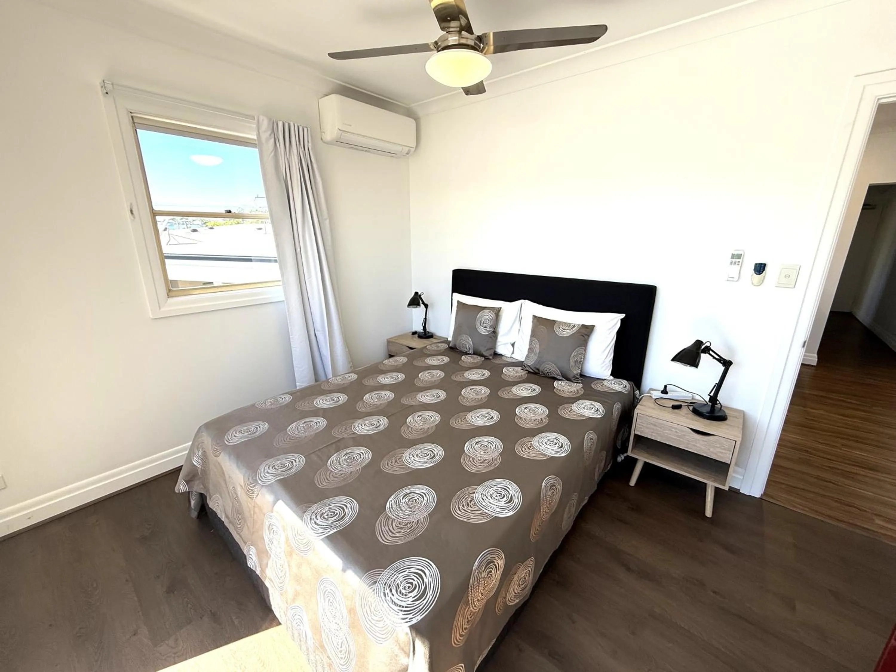 Bed in Hampton Court Apartments