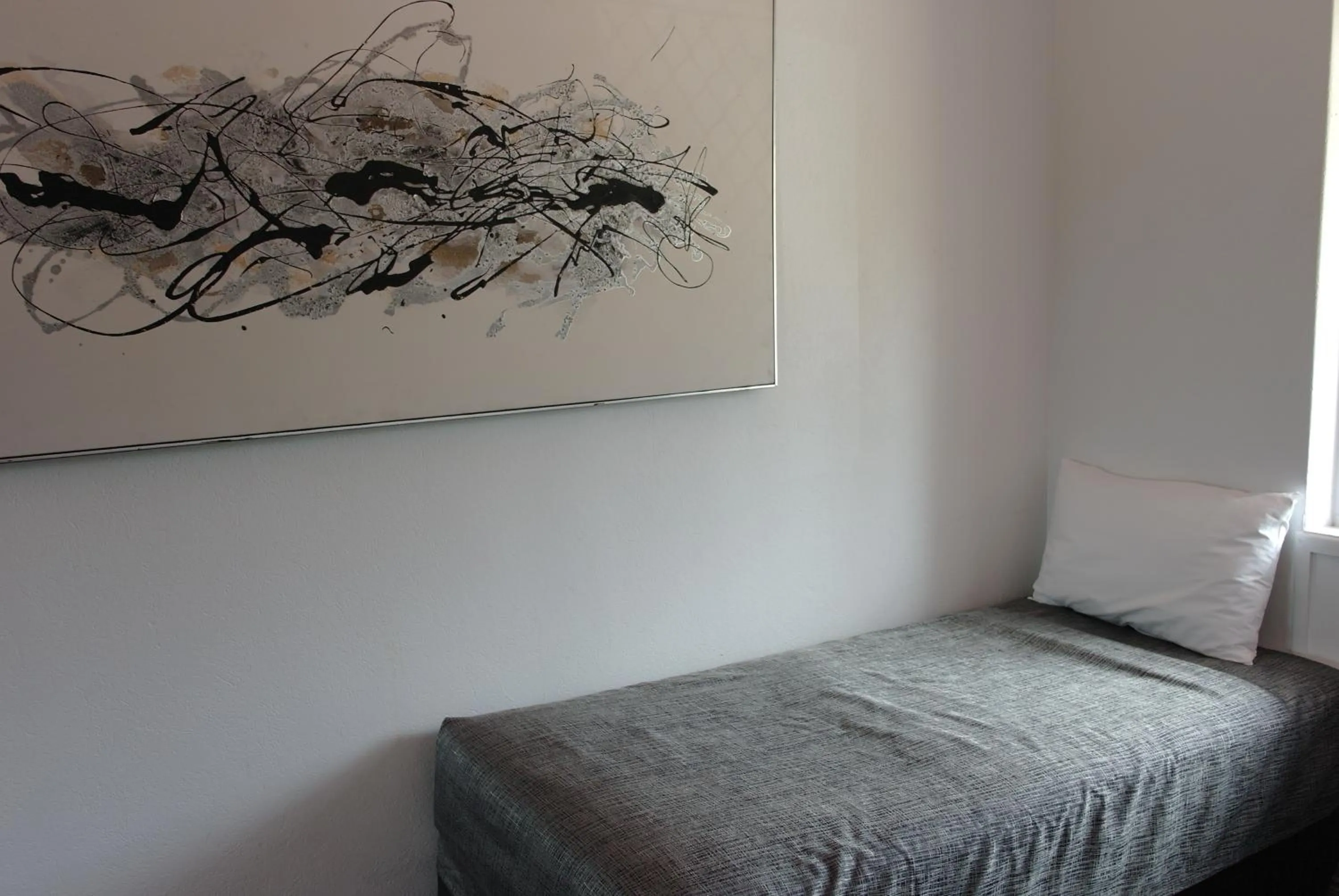 Bedroom, Bed in Hampton Court Apartments