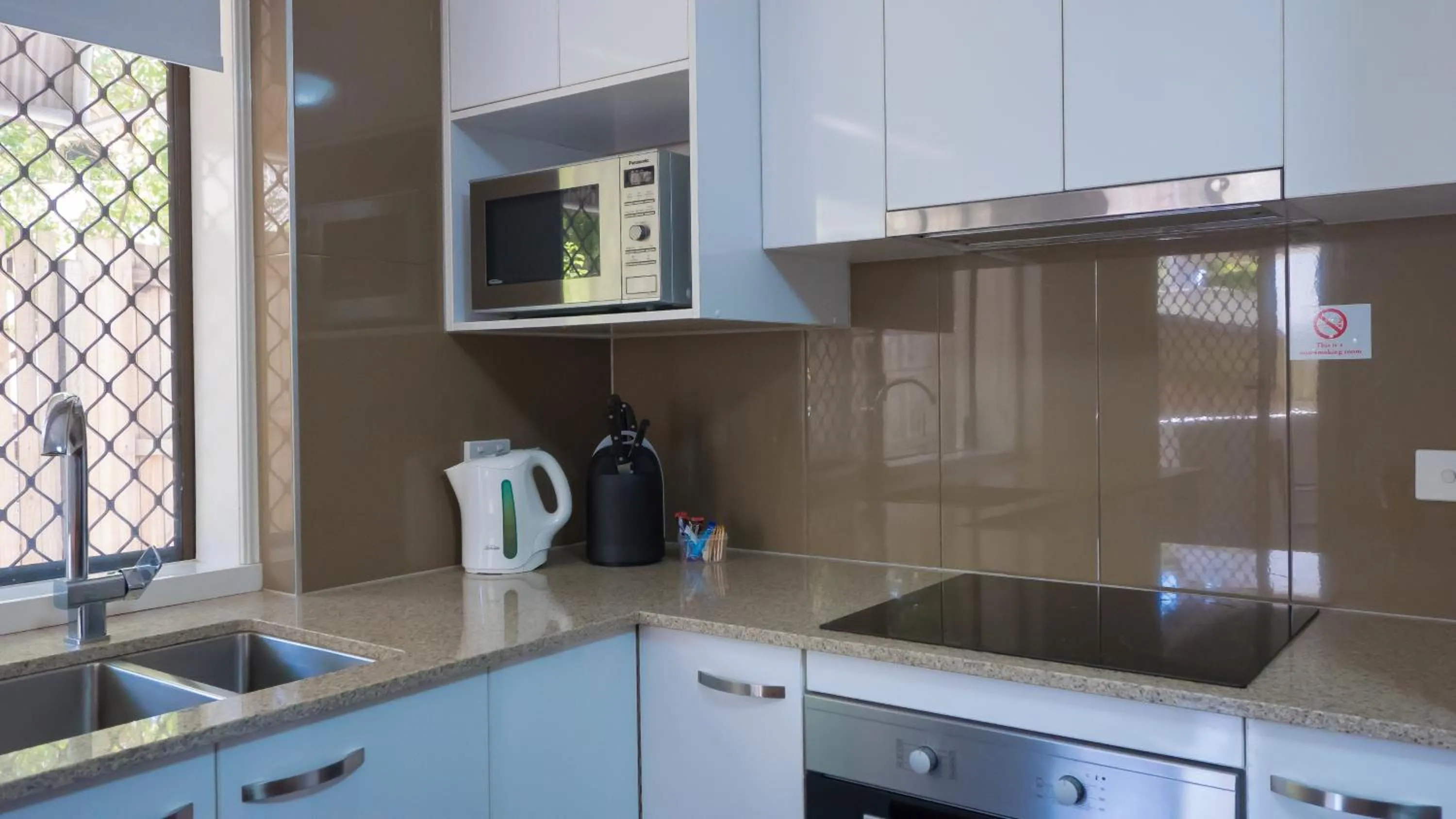 Kitchen or kitchenette in Hampton Court Apartments