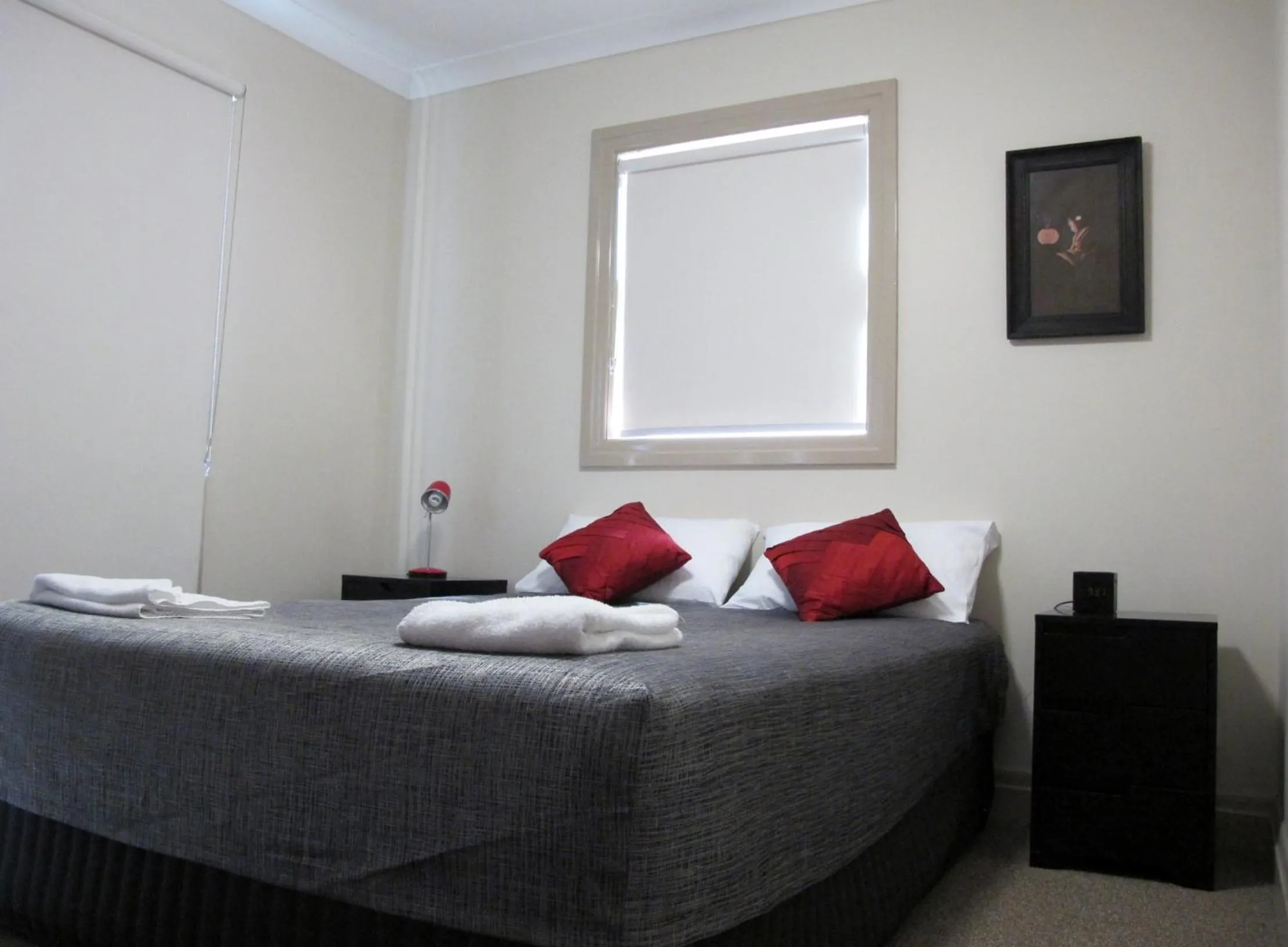 Neighbourhood, Bed in Hampton Court Apartments