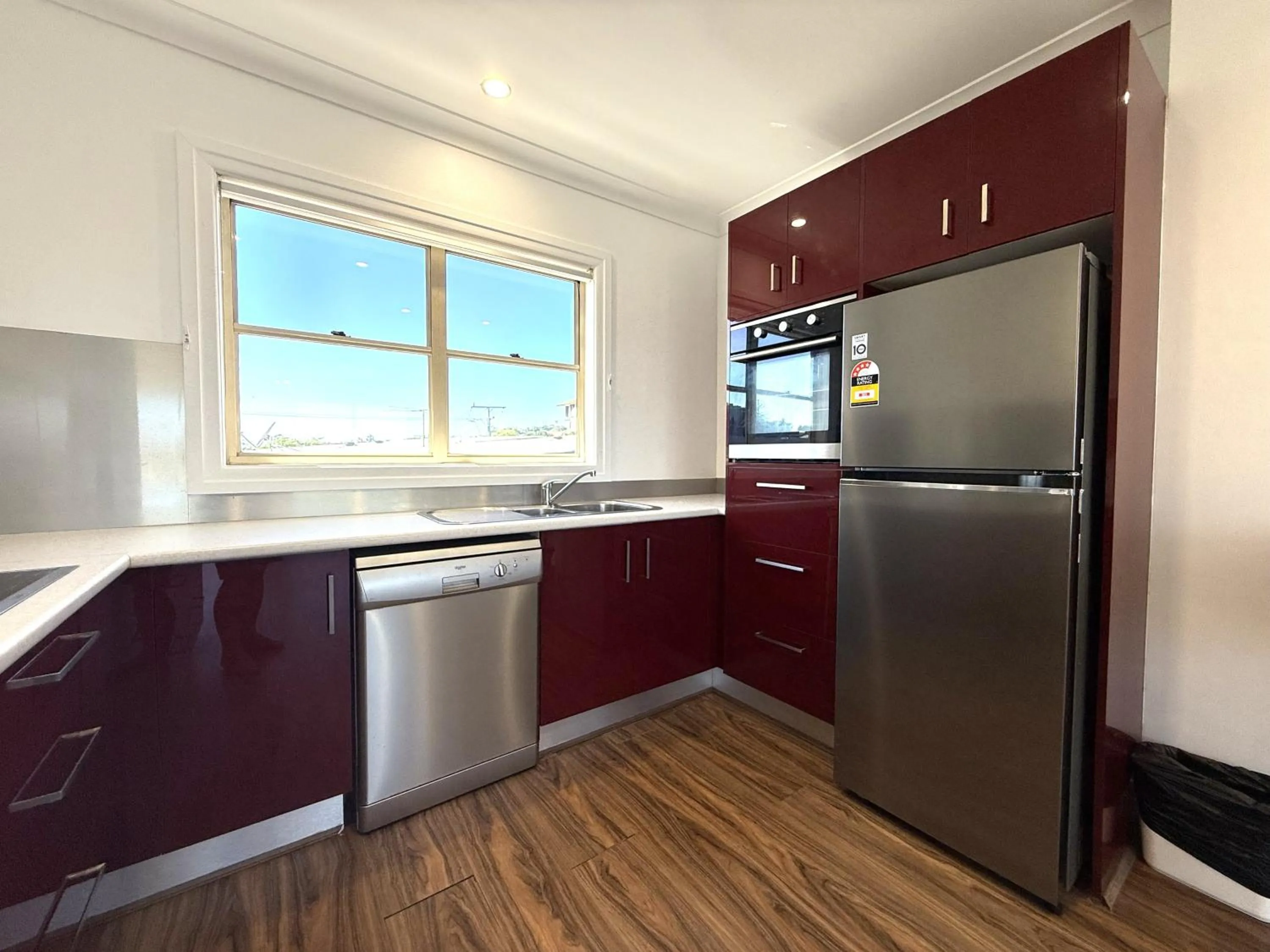 Kitchen or kitchenette in Hampton Court Apartments