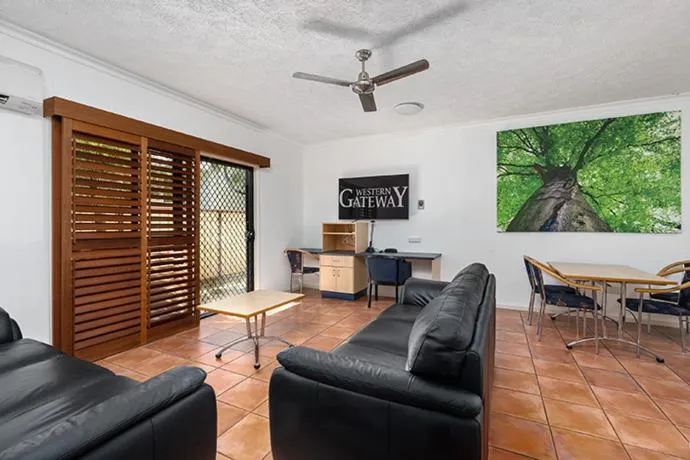 Living room in Western Gateway Motel and Apartments