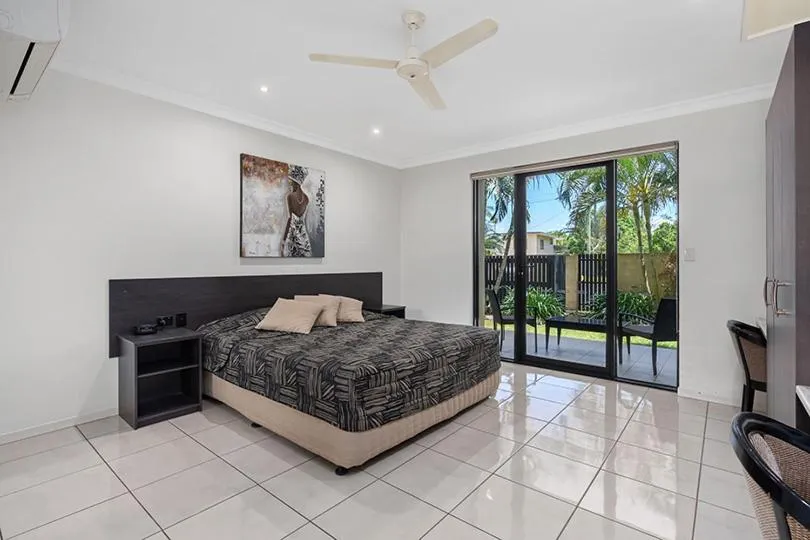 Photo of the whole room, Bed in Western Gateway Motel and Apartments