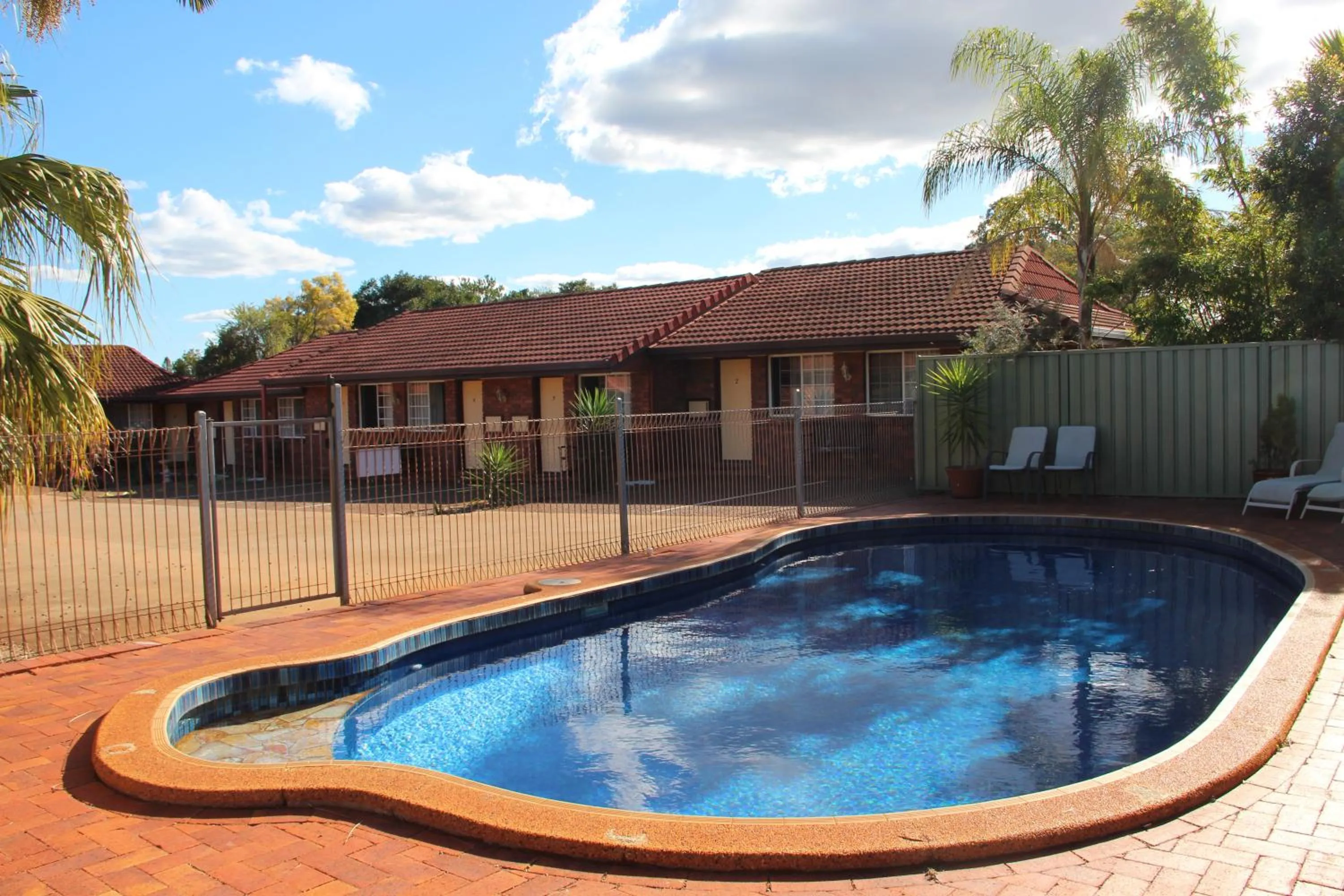 Swimming pool in Childers Gateway Motor Inn