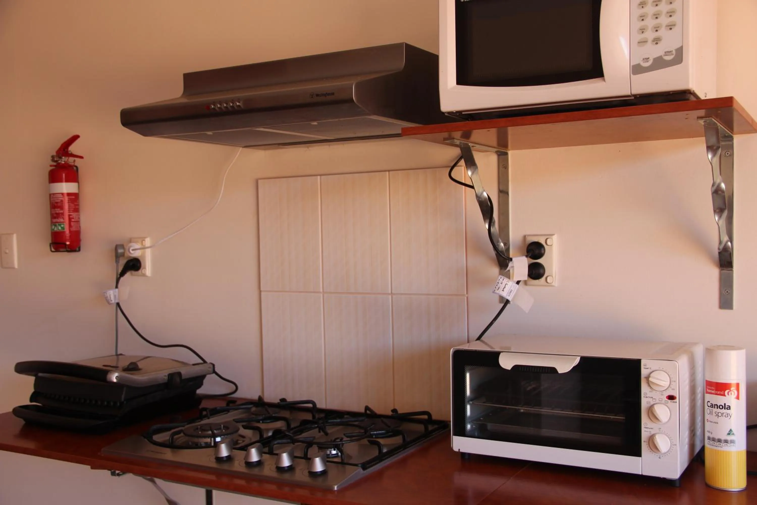 Communal kitchen in Childers Gateway Motor Inn