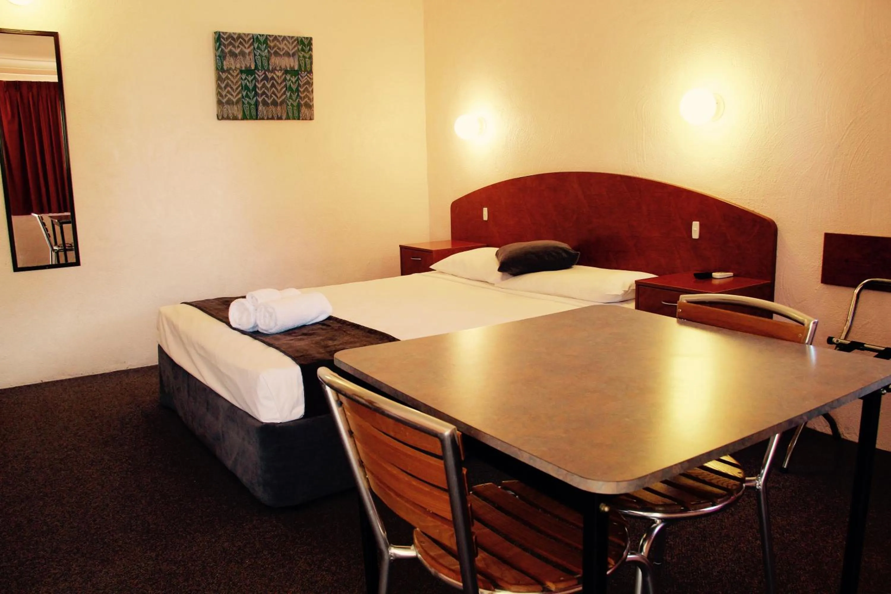 Bedroom, Bed in Childers Gateway Motor Inn