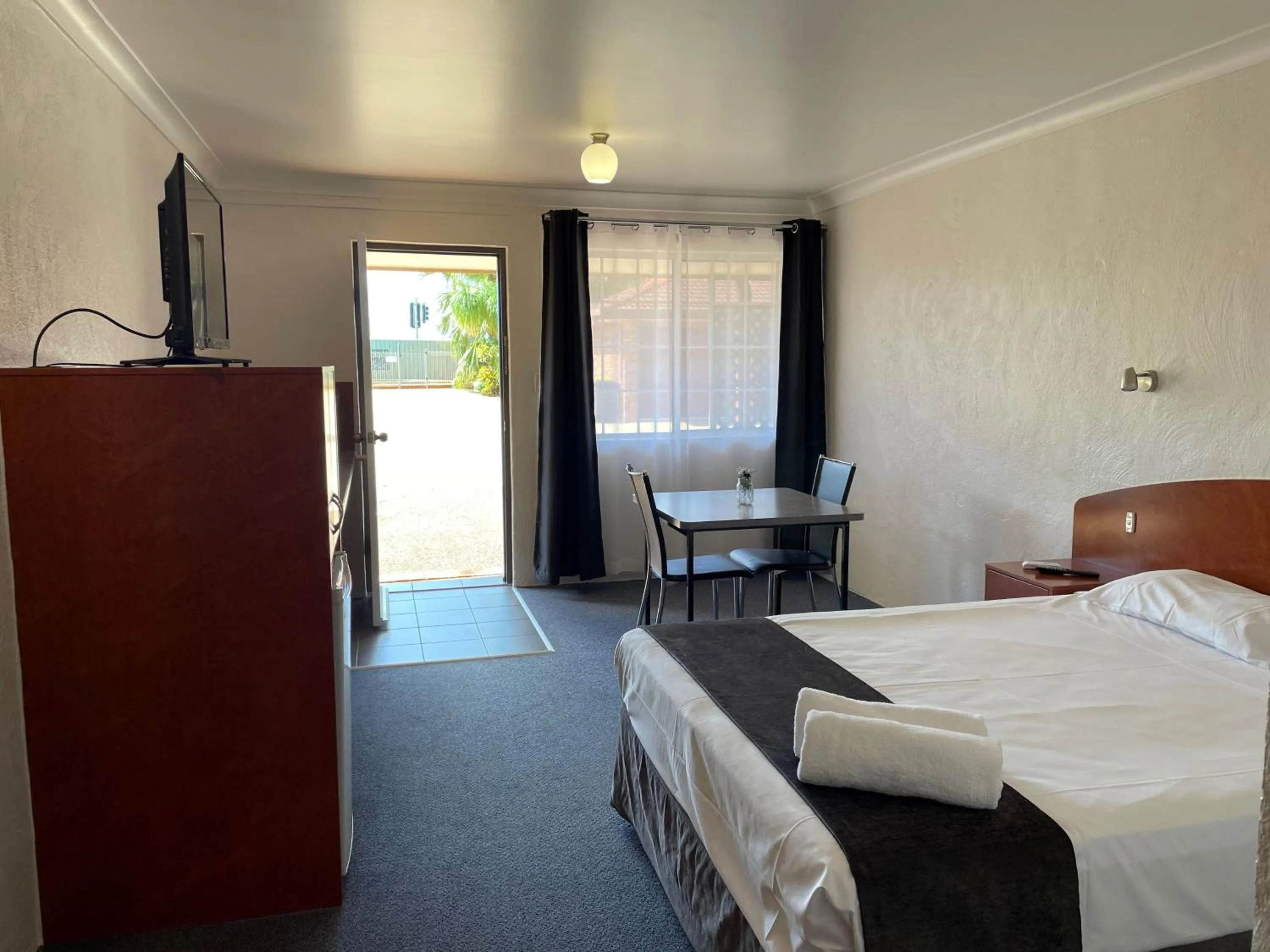 Bed in Childers Gateway Motor Inn