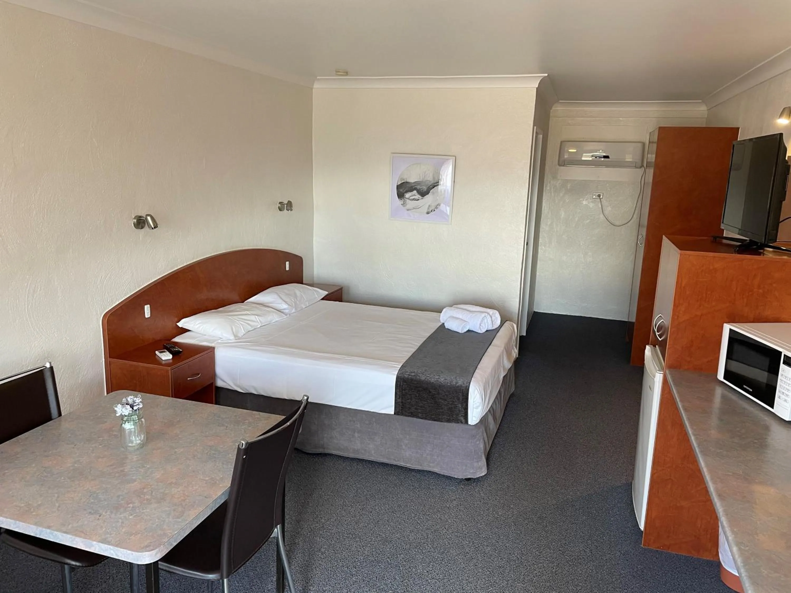 Bed in Childers Gateway Motor Inn