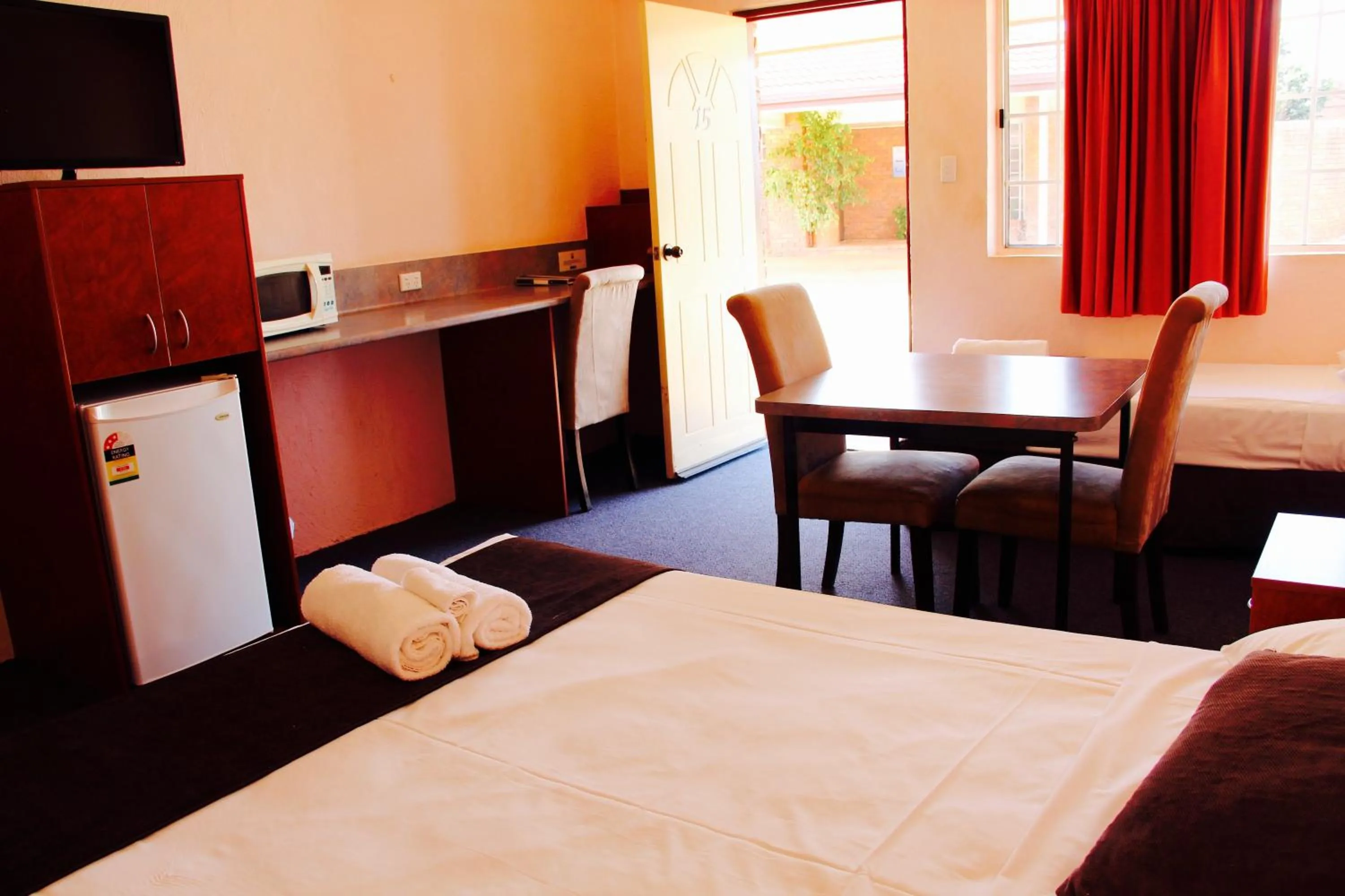 Bedroom, Bed in Childers Gateway Motor Inn