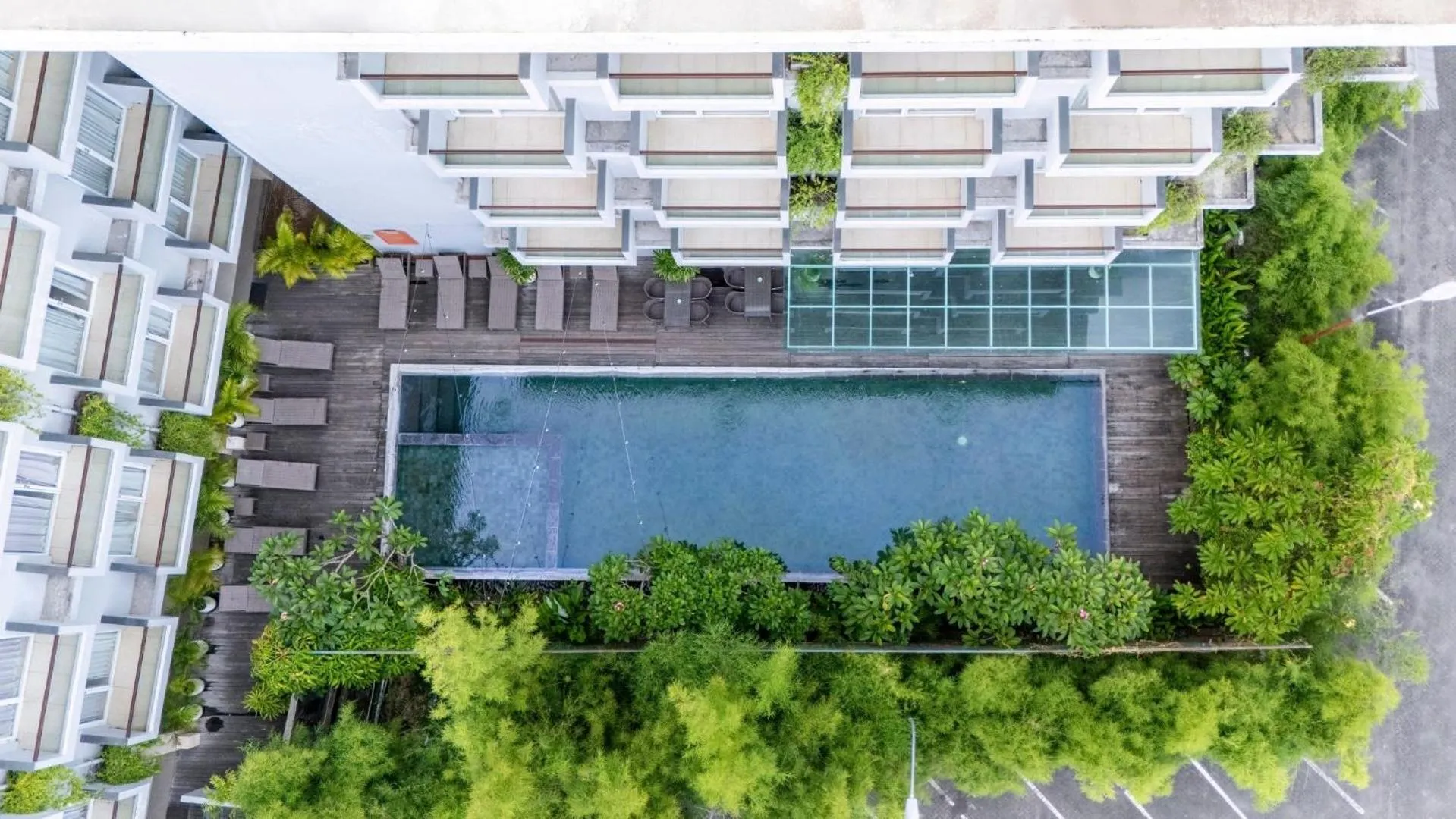 Swimming pool in HARRIS Hotel Kuta Galleria
