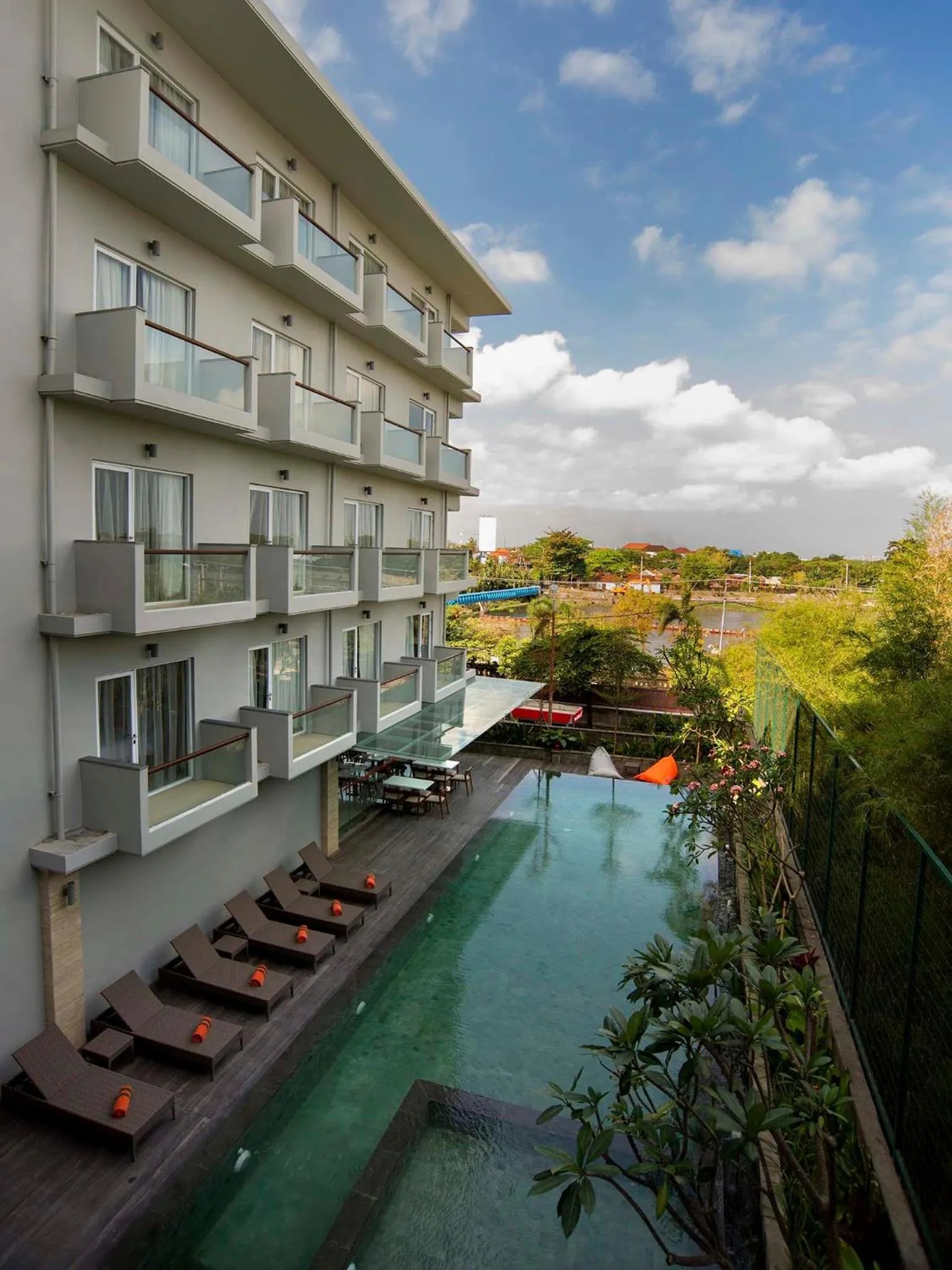 Swimming pool in HARRIS Hotel Kuta Galleria