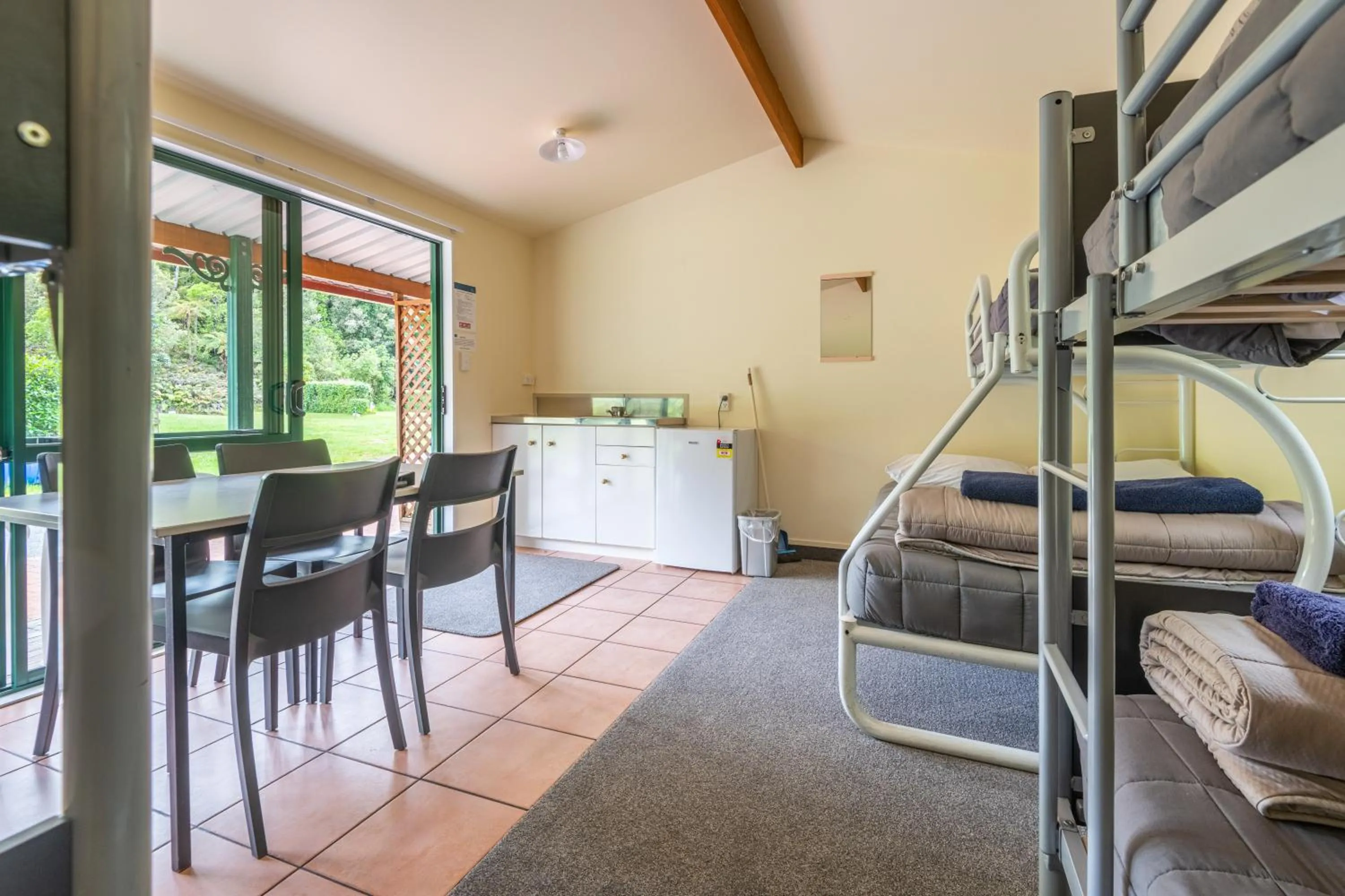 Kitchen or kitchenette, Bed in Blue Lake TOP 10 Holiday Park