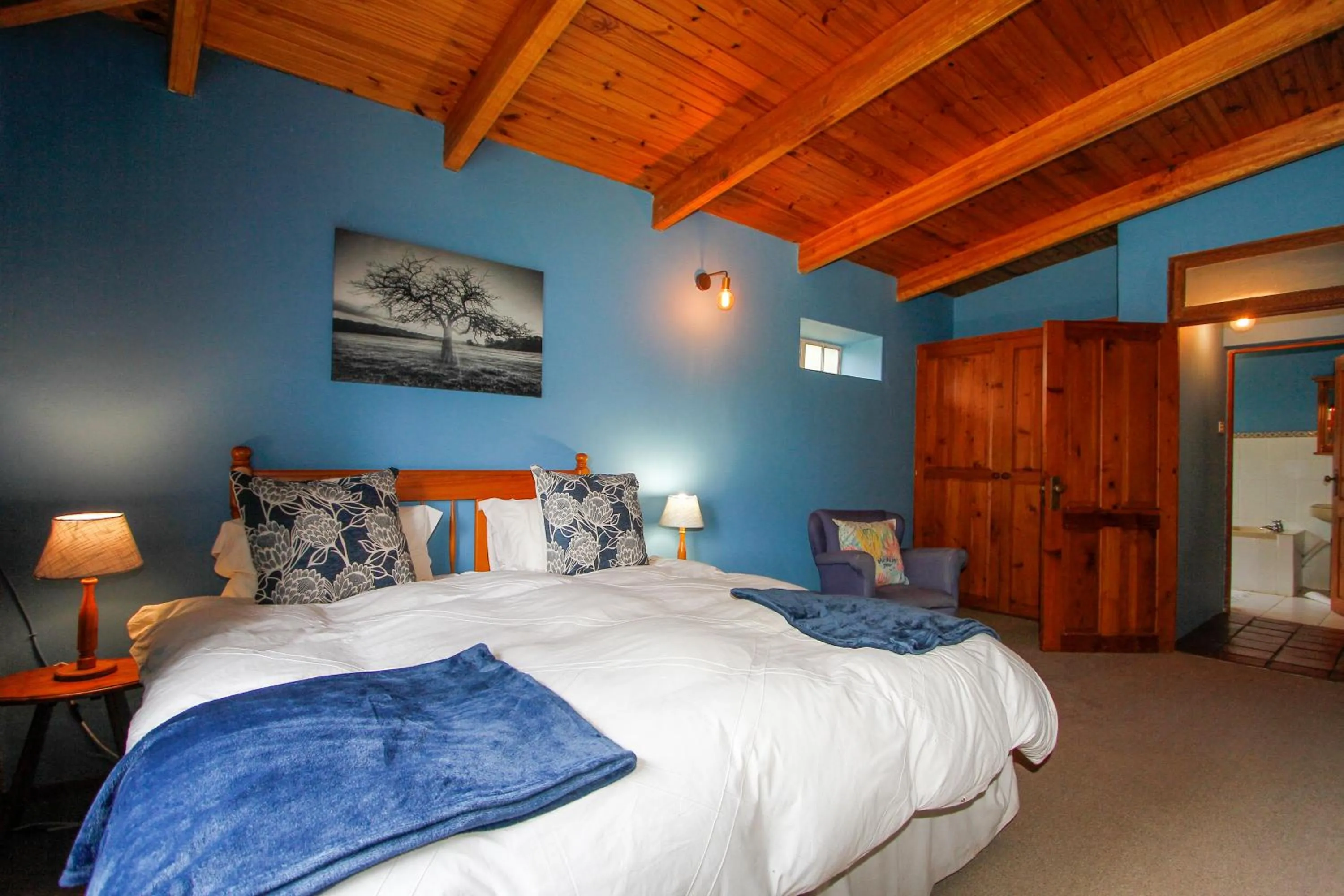 Kitchen or kitchenette, Bed in Spion Kop Lodge