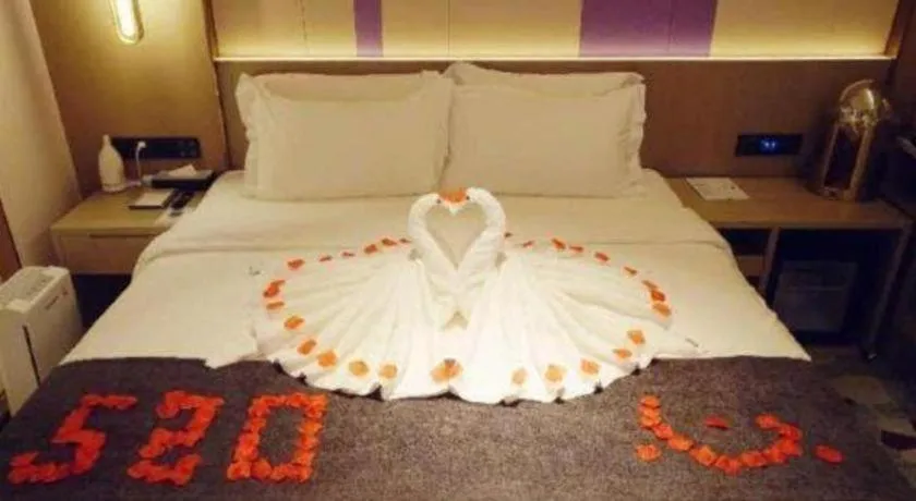 Bed in Lavande Hotel Shanghai Jing'an Shibei Gaoxin