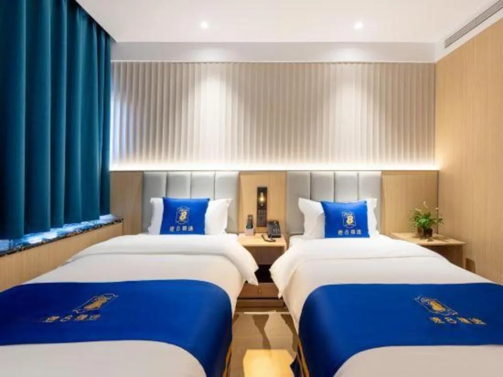 Bed in Super 8 Hotel Beijing South Railway Station Majiabao Metro Station