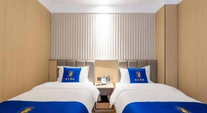 Bed in Super 8 Hotel Beijing South Railway Station Majiabao Metro Station