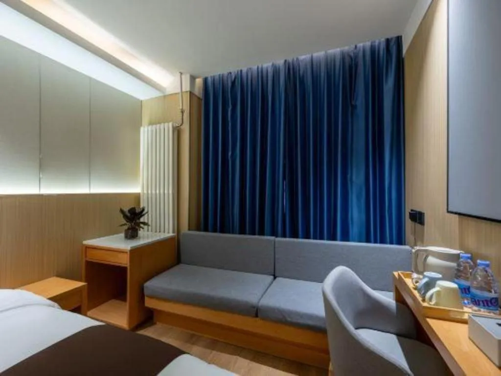 Bed in Super 8 Hotel Beijing South Railway Station Majiabao Metro Station