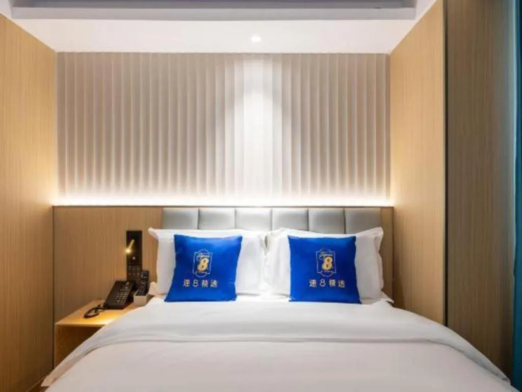 Bed in Super 8 Hotel Beijing South Railway Station Majiabao Metro Station