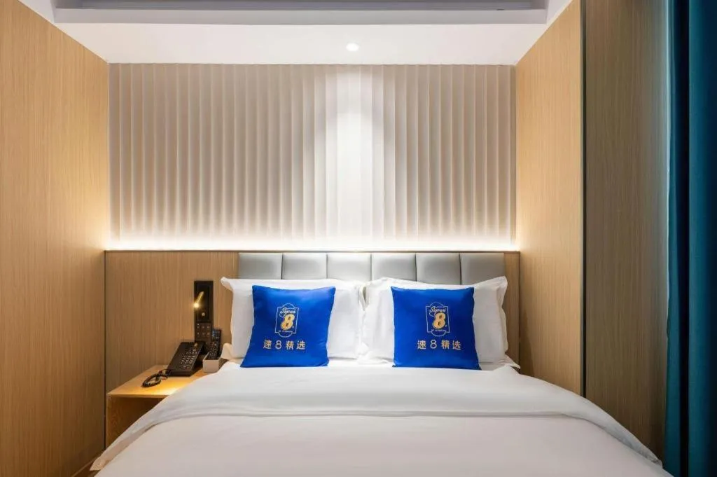 Bed in Super 8 Hotel Beijing South Railway Station Majiabao Metro Station