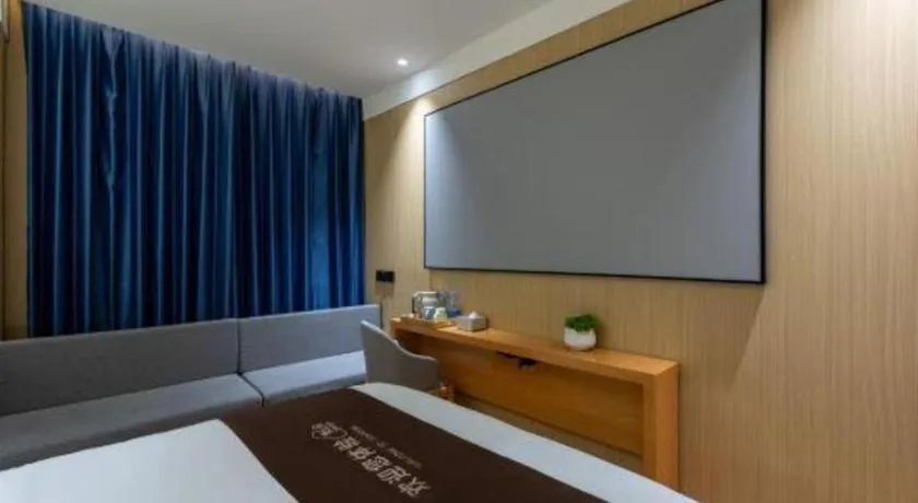 Bed in Super 8 Hotel Beijing South Railway Station Majiabao Metro Station