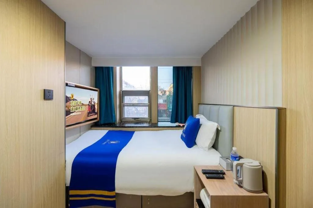 Bed in Super 8 Hotel Beijing South Railway Station Majiabao Metro Station