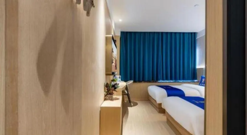 Bed in Super 8 Hotel Beijing South Railway Station Majiabao Metro Station