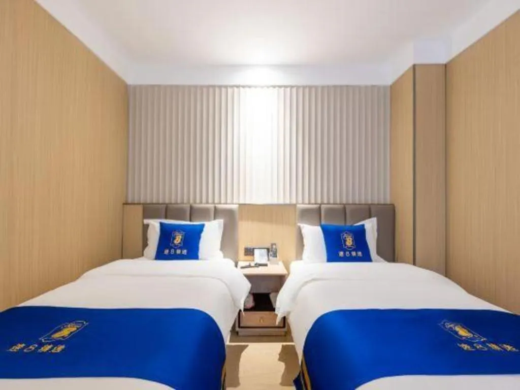 Bed in Super 8 Hotel Beijing South Railway Station Majiabao Metro Station