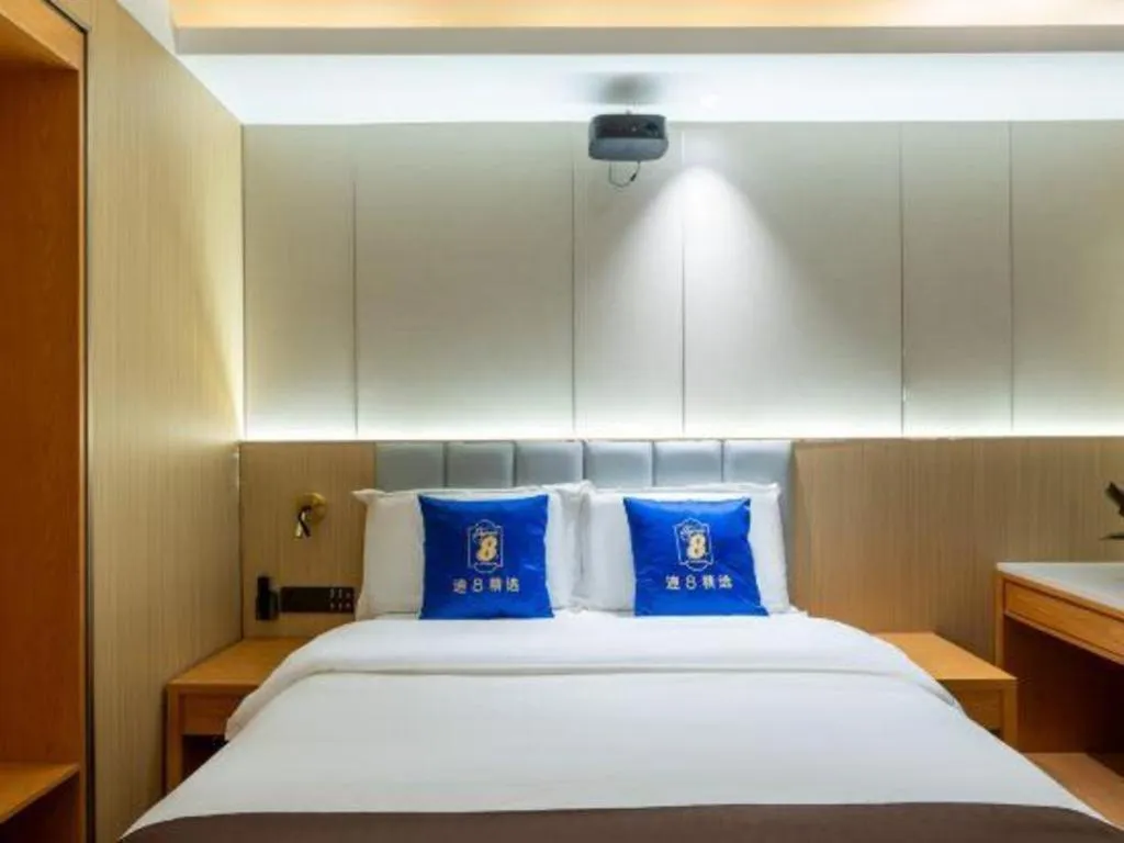 Bed in Super 8 Hotel Beijing South Railway Station Majiabao Metro Station