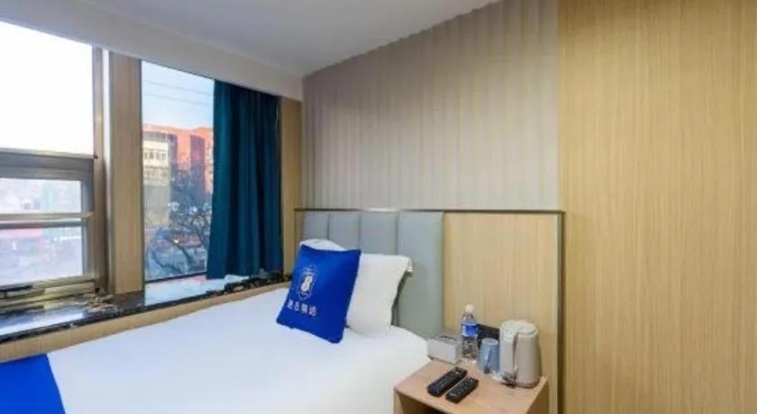 Bed in Super 8 Hotel Beijing South Railway Station Majiabao Metro Station