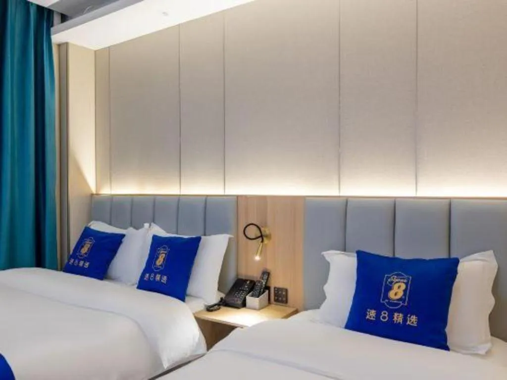 Bed in Super 8 Hotel Beijing South Railway Station Majiabao Metro Station