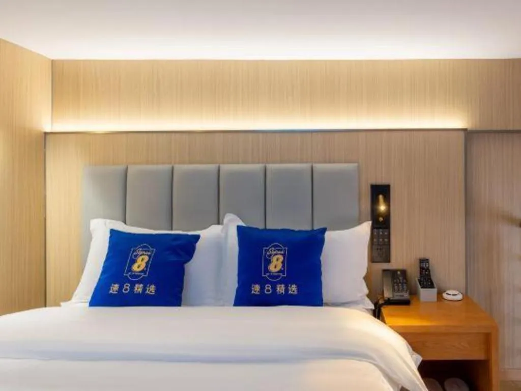 Bed in Super 8 Hotel Beijing South Railway Station Majiabao Metro Station