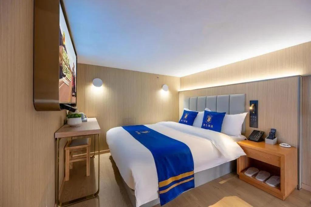 Bed in Super 8 Hotel Beijing South Railway Station Majiabao Metro Station