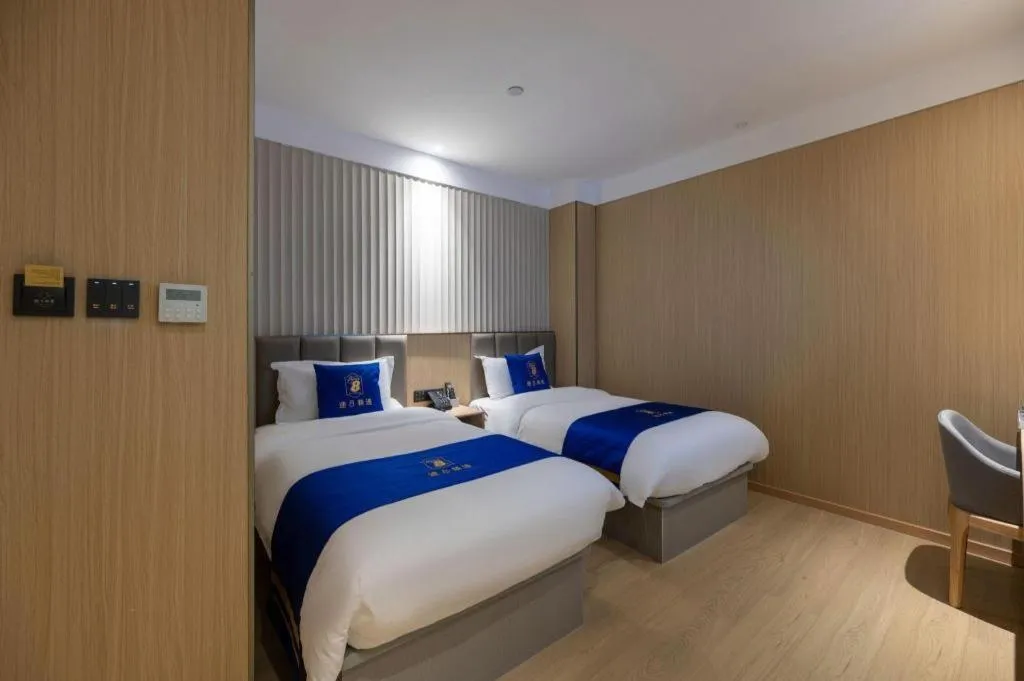 Bed in Super 8 Hotel Beijing South Railway Station Majiabao Metro Station