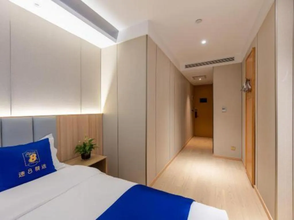 Bed in Super 8 Hotel Beijing South Railway Station Majiabao Metro Station