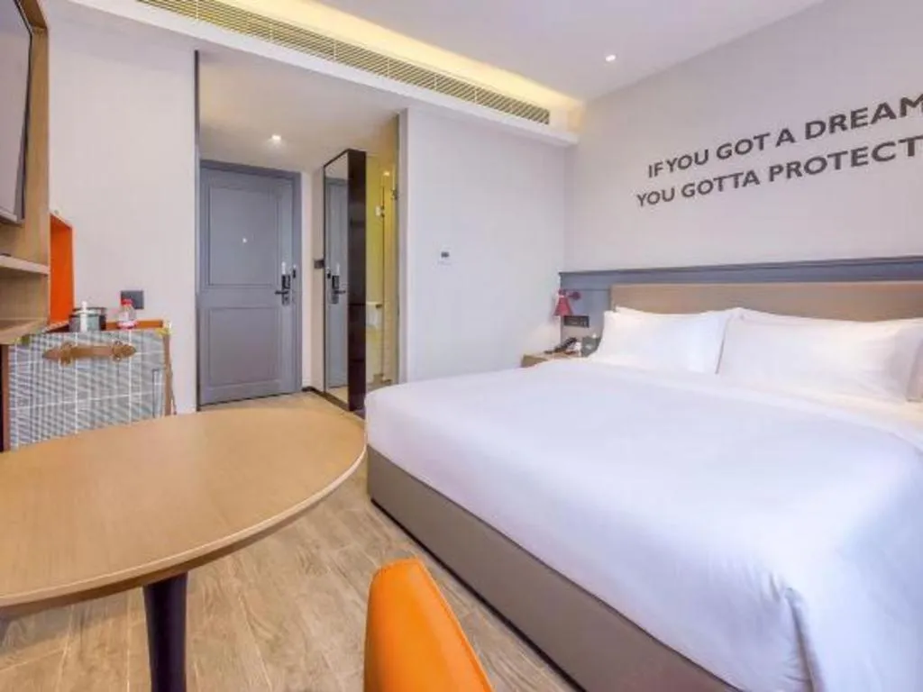 Bed in Premier City Comfort Hotel Wuhan Hankou Railway Station Changgang Road Metro Station