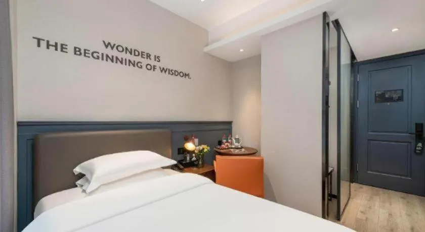 Bed in City Comfort Premier Hotel Liuzhou Wuxing Pedestrian Street Jinggu Building