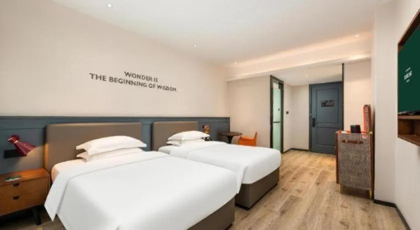 Bed in City Comfort Premier Hotel Liuzhou Wuxing Pedestrian Street Jinggu Building