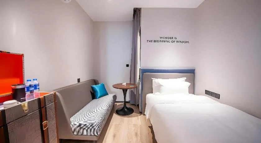 Bed in City Comfort Premier Hotel Liuzhou Wuxing Pedestrian Street Jinggu Building