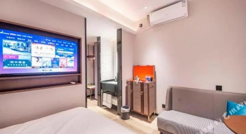 Bed in City Comfort Premier Hotel Liuzhou Wuxing Pedestrian Street Jinggu Building