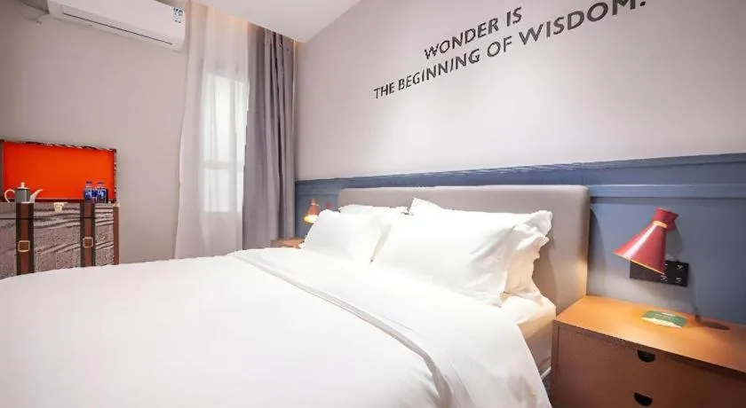 Bed in City Comfort Premier Hotel Liuzhou Wuxing Pedestrian Street Jinggu Building