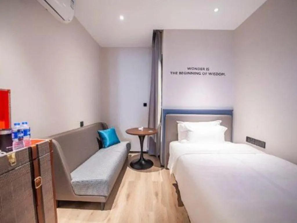 Bed in City Comfort Premier Hotel Liuzhou Wuxing Pedestrian Street Jinggu Building