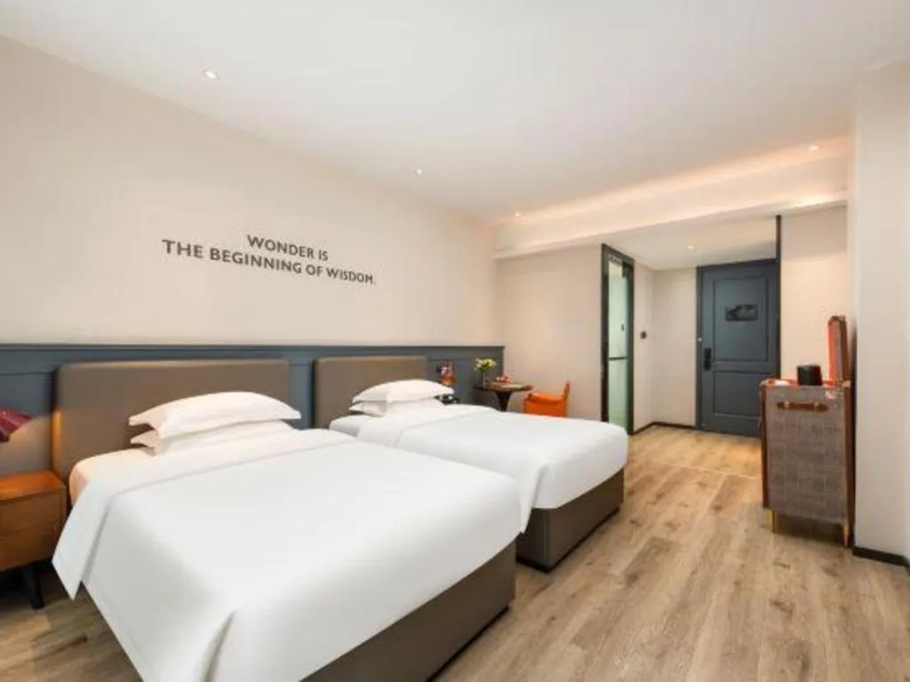 Bed in City Comfort Premier Hotel Liuzhou Wuxing Pedestrian Street Jinggu Building