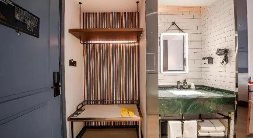 City Comfort Premier Hotel Liuzhou Wuxing Pedestrian Street Jinggu Building