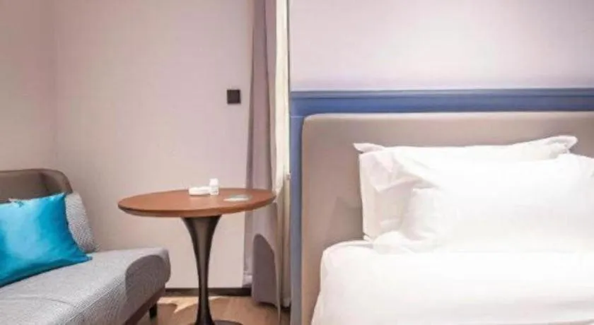 Bed in City Comfort Premier Hotel Liuzhou Wuxing Pedestrian Street Jinggu Building