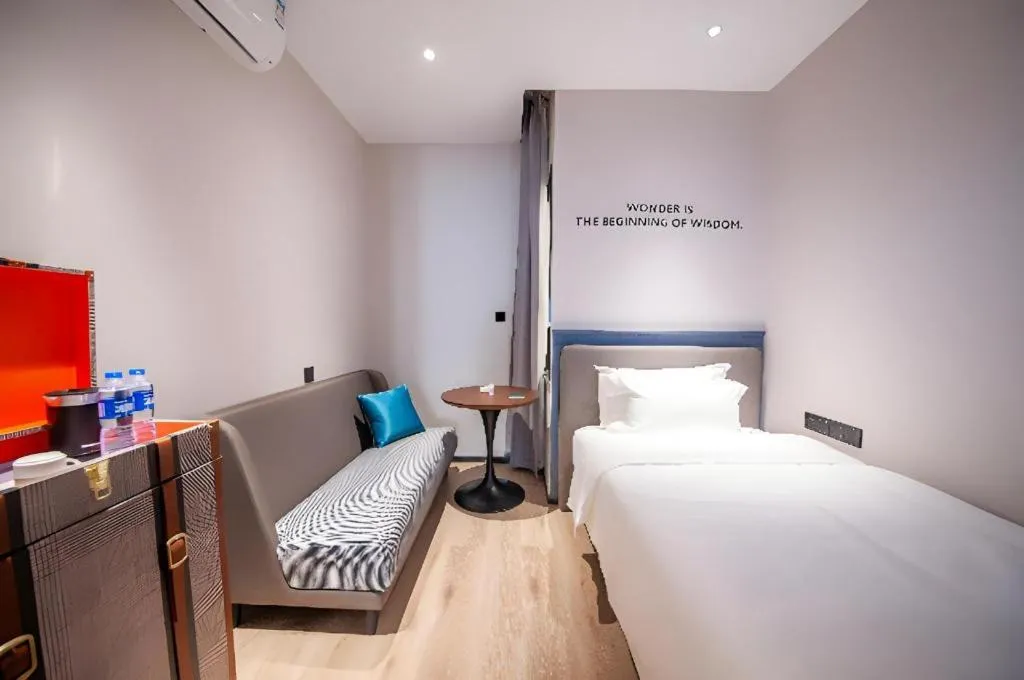 Bed in City Comfort Premier Hotel Liuzhou Wuxing Pedestrian Street Jinggu Building