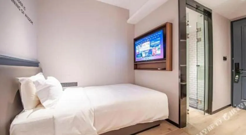 Bed in City Comfort Premier Hotel Liuzhou Wuxing Pedestrian Street Jinggu Building