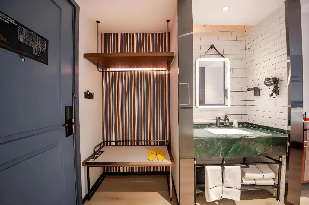 City Comfort Premier Hotel Liuzhou Wuxing Pedestrian Street Jinggu Building